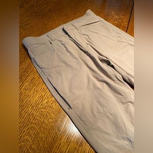 Men’s Eddie Bauer beige cargo pant. 100% nylon